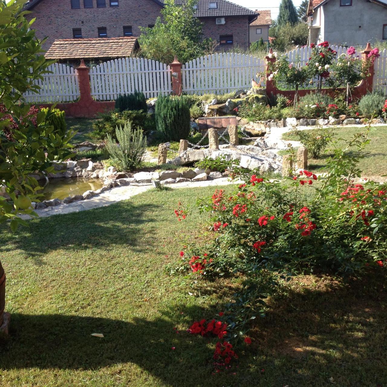 Guest House Rose Smederevska Palanka Exterior foto